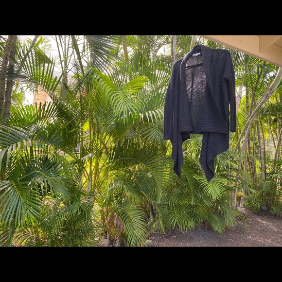 Jennifer Lopez small black sweater - Picture 4 of 5